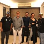 Salman Khan Instagram - Yesterday Rajjo and Chulbul Pandey Coincidentally met with Mahesh Sajid and Wajid...#dabangg8yrs. See u in #Dabangg3 next year