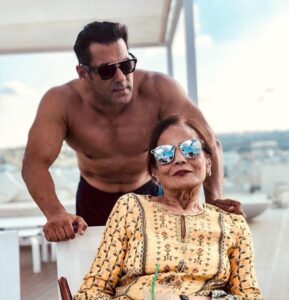Salman Khan Instagram - Bada wala blessing getting to spend time wid ur Maa . #MaltaDiaries #Bharat