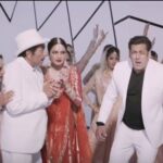 Salman Khan Instagram – The Jat Dharamji yamla, pagla, deewana going Rafta Rafta in style with .. @beingsalmankhan @iamsunnydeol @iambobbydeol @aslisona #ShatruganSinha #Rekha #ypdphirse @PenMovies #JayantilalGada @aapkadharam #SohamRockstrEnt @vishalmishraofficial @dishasharma @jordy_patel @saregama_official