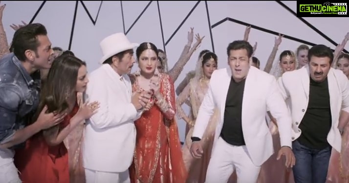 Salman Khan Instagram - The Jat Dharamji yamla, pagla, deewana going Rafta Rafta in style with .. @beingsalmankhan @iamsunnydeol @iambobbydeol @aslisona #ShatruganSinha #Rekha #ypdphirse @PenMovies #JayantilalGada @aapkadharam #SohamRockstrEnt @vishalmishraofficial @dishasharma @jordy_patel @saregama_official
