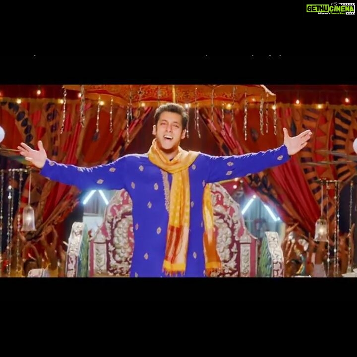 Salman Khan Instagram - PRDP is for everyone with family &wanting to have one. Sabke Families mein problem hoti hai,lekin woh khush naseeb hai jinki family hoti hai. This is one of the most beautiful film that Sooraj/Rajshri & me have done together in every aspect. The trailer will convey #PRDPtrailer link - https://www.youtube.com/watch?v=Vd4iNPuRlx4