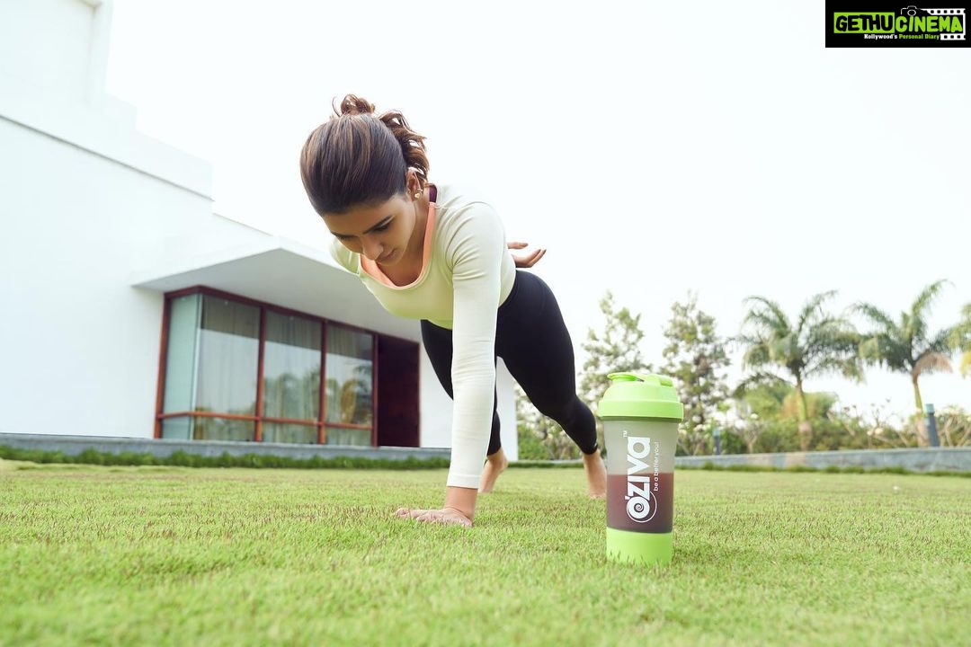 Samantha Instagram - Taking my clean living journey, one step ahead with single hand planks😊 The best part about my fitness journey has been the balance it has brought into my life, both physically and mentally. And I am grateful for what this journey has taught me… Clean, plant based nutrition makes your body stronger and healthier. My favourites are veggies, fresh from my garden and @ozivanutrition plant protein 💚 Fitness is not a destination, but a journey towards a better version of yourself. Emotional & mental wellness are as important as physical wellness. Spend time with your loved ones..do things that make you happy.. Always. Would love to hear about your fitness journeys. Do let me know in the comments below. #oziva #hartarahsebetter #abetteryou #cleanliving #plantbased