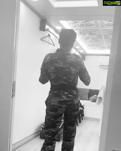 Samantha Instagram - In between shots😂😂.. #RAJI #thefamilyman2 @rajanddk For those of you asking me how I prepped for the role 🤓.. Isssa method yo☺️☺️ ☺️ Yes.. yessssss the voice 😣.. this one is for all the bad singers … we know we suck but does it stop us .. NOOOOOOOO!!! 📸 @sadhnasingh1 for better or worse ❤️