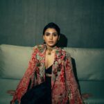 Samantha Instagram – 🖤 #FilmfareAwardsOTT

In @anamikakhanna.in
 @motifsbysurabhidiwania x @sonyashaikh
Styled by @jukalker 
Makeup @mitalivakil 
Hair @rohit_bhatkar
📸 @bharat_rawail
