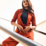 Samantha Instagram - Pant suit by @arokaofficial Vintage Moschino earrings by @risnjewels Styled by @jukalker Makeup by @sadhnasingh1 Hair by @koduruamarnath 📸 @eshaangirri