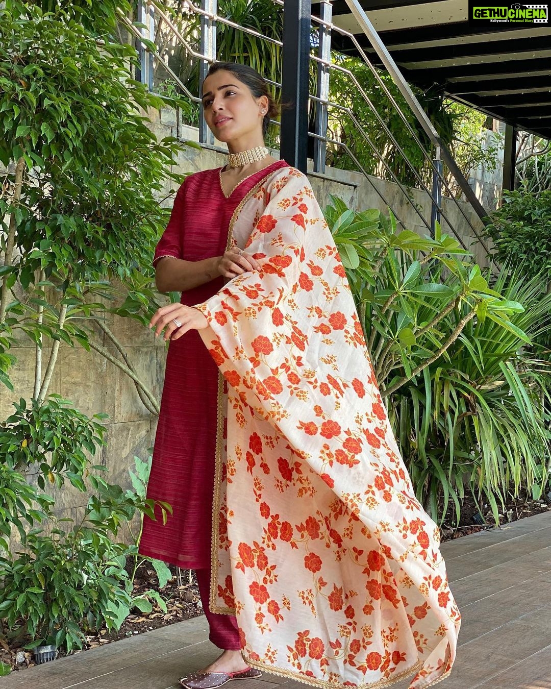 Samantha Instagram - Every outfit we wear always has a story, the story of the people who weave, dye and stitch these beautiful looks together. They bring joy, colour and style to our lives and lighten up our celebrations. It’s time to support and make Diwali special for them. This Diwali, let’s light up the days of people who make these visions possible our Artisans, Our Weavers, Our Craftsmen. #Local4Diwali #happydiwali @saaki.world And my pretty necklace from @studdedindia