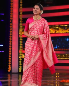 Samantha Instagram - An experience to remember ❤️ .. Never thought I’d be on the Big Boss stage as host ! Only because I was given this responsibility by my Mamagaru.. I could find the strength to overcome my fears ... the fear that I had no experience hosting , the fear of Telugu .. I had never even watched an episode before 😊.. (ended up doing a marathon 3 days before the show ) Thankyou mama for helping me overcome my fears and trusting me with this 😁.. And I really need to thank all of you for all the love I received after the episode .. I was jumping with joy ❤️ And GK Mohan garu for handholding me through a very demanding Maha episode of #bigbossseason4 🙏 Styled by @pallavi_85 Saree @kshitijjalori Jewellery @krsalajewellery 📷 @stories_throughthelens