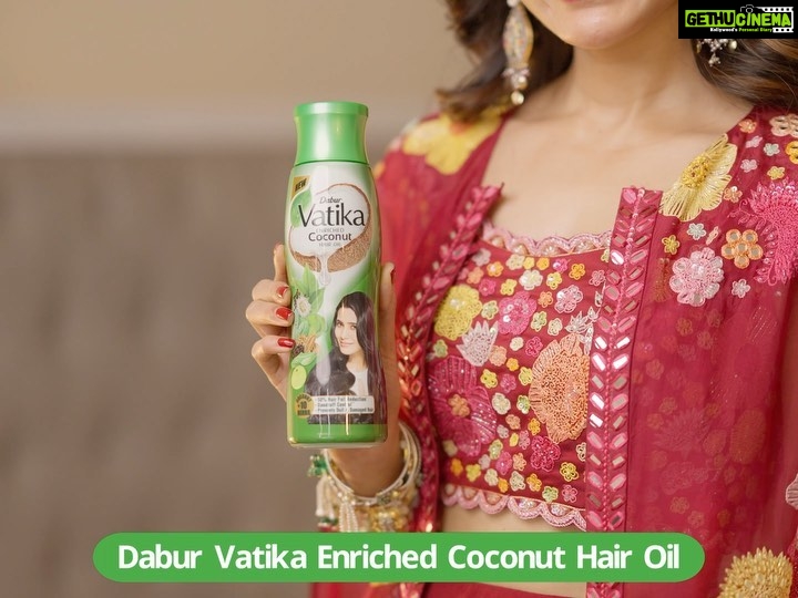 Samantha Instagram - Let your hair shine and sparkle this festive season! While Diwali is all about new changes, why not change your regular coconut oil and replace it with Dabur Vatika Enriched Coconut Hair Oil @daburvatikahairoil that comes packed with the goodness of 10 herbs. It reduces your hair fall, controls dandruff, and reduces dull and damaged hair. Do we need more reasons to make your hair Diwa-LIT? #HappyDiwali #Diwali #VatikaHairOil #DaburVatikaHairOil #HairOil @daburvatikahairoil