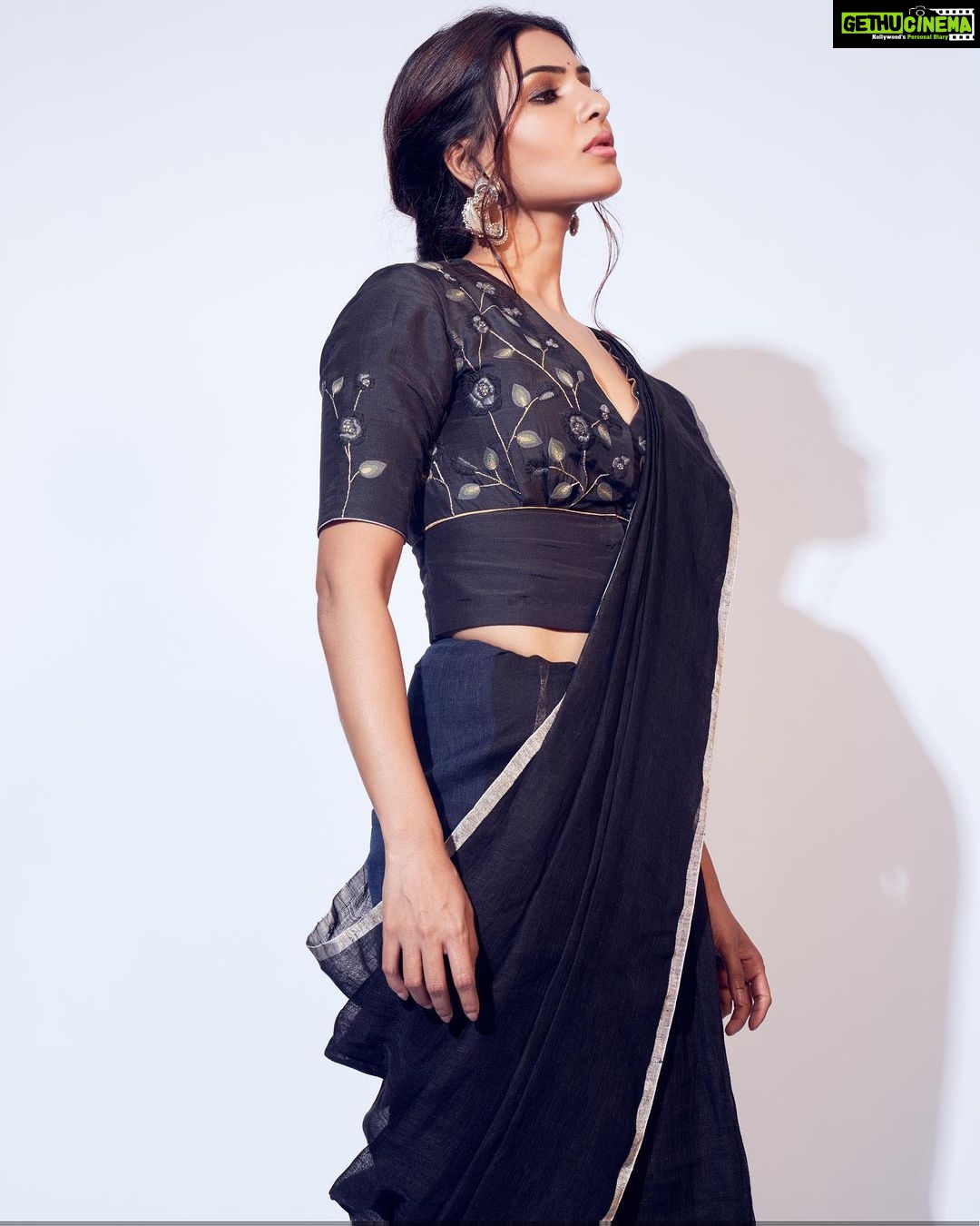 Samantha Instagram - Jaanu in theatres tomorrow 🖤 Styled @jukalker.. In @anavila_m @laramorakhia M&H @sadhnasingh1 @koduruamarnath 📷 @eshaangirri
