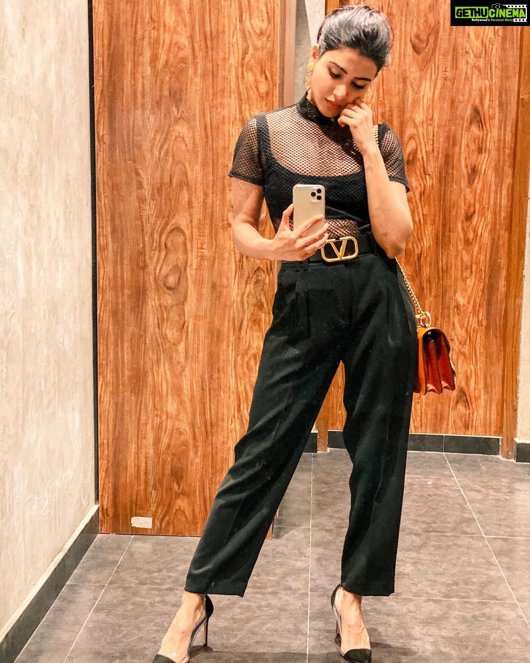 Samantha Instagram - Just another mirror selfie 🖤