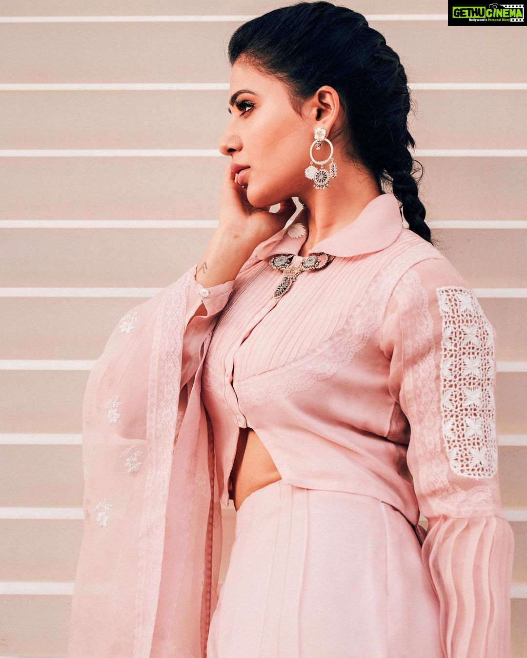 Samantha Instagram - Styled @jukalker @parul_and_ashie @amrapalijewels M&H @sadhnasingh1 @chakrapu.madhu 📷 @eshaangirri