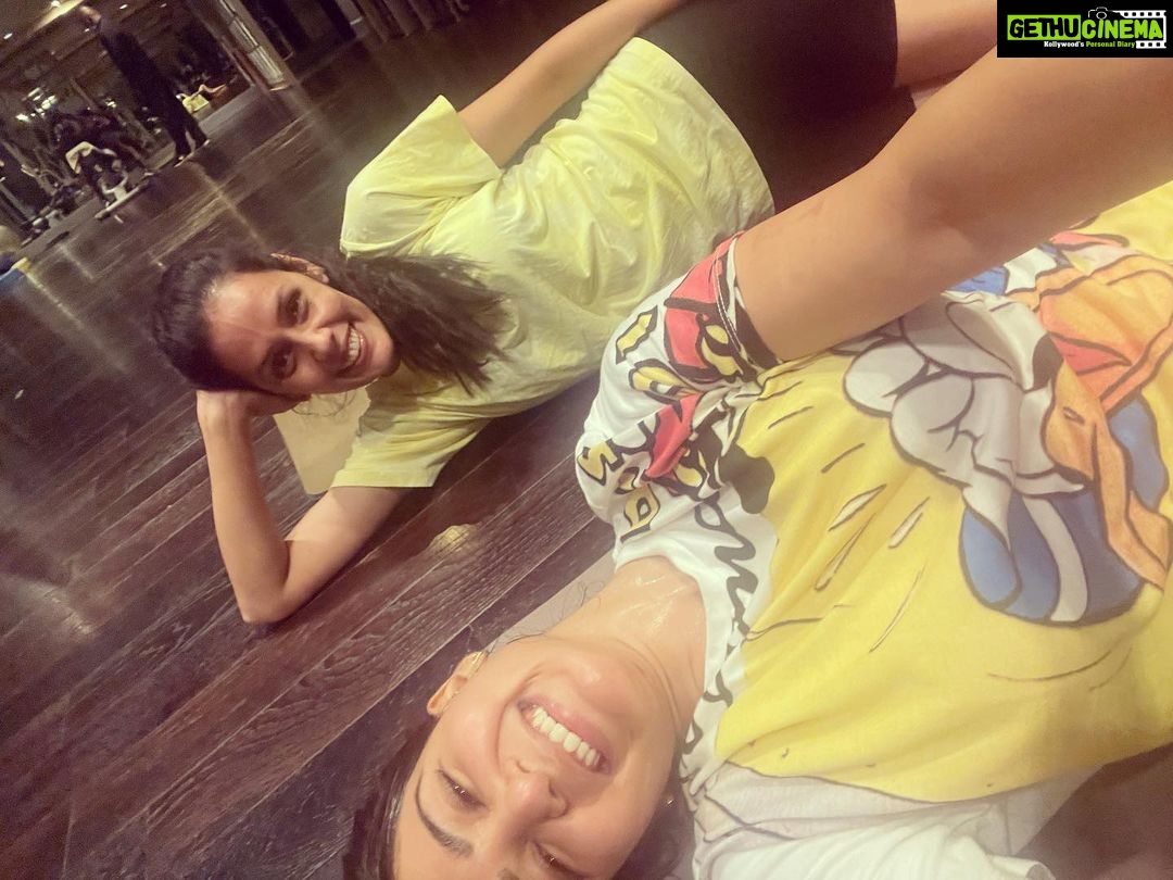 Samantha Instagram - What started off as an intense workout session ended up being .. what else didi? What’s happening ? Note to self .. never take @sadhnasingh1 to the gym .. epic fail 🤦♀️ we all have that one friend who’s a bad influence but we still love em😂😂😂… Do you ?