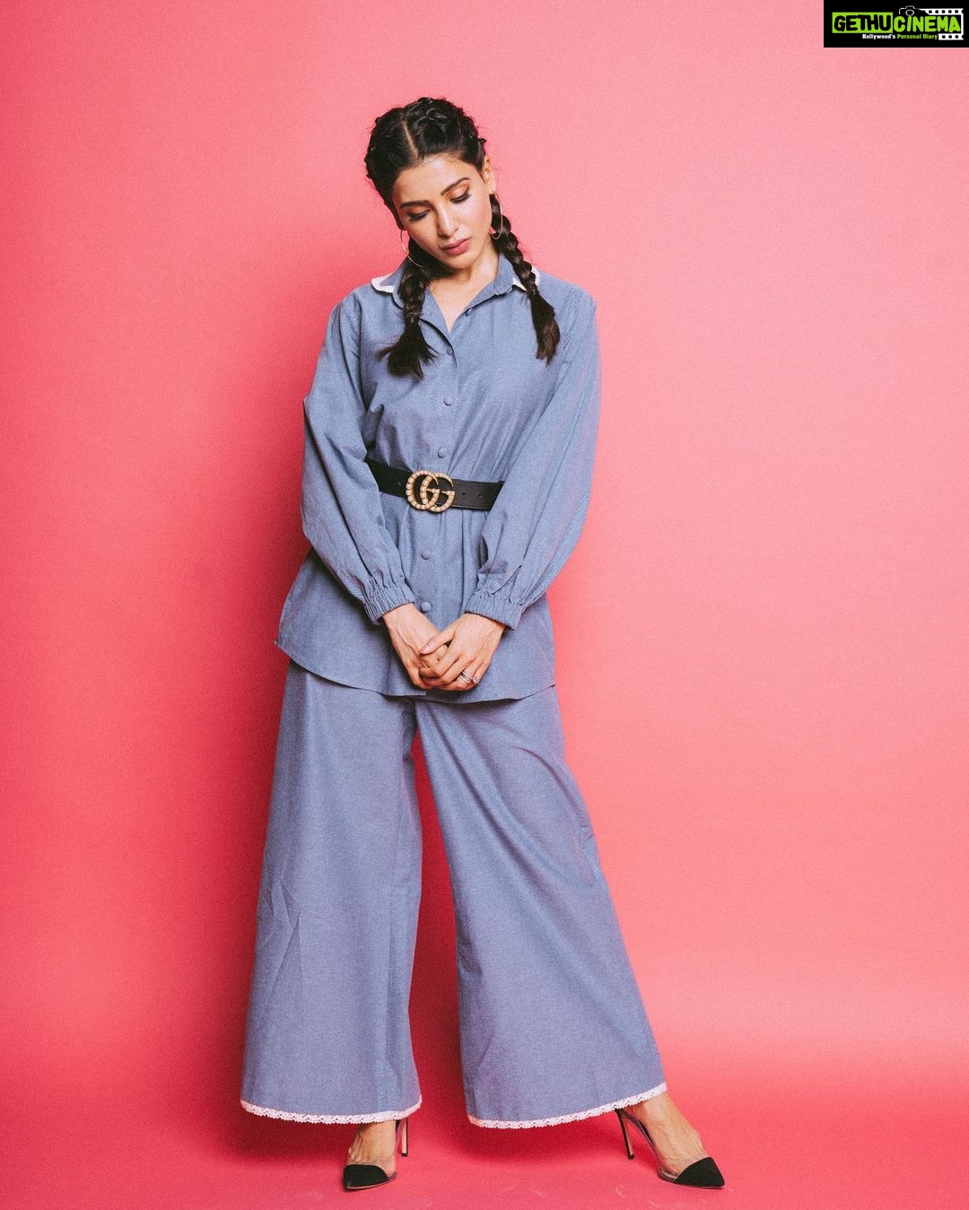 Samantha Instagram - I am just a vintage soul #OhBaby .. my fabulous team .. @jukalker has done the most amazing job styling this film . So proud ❤️ 📷 @eshaangirri M&H @sadhnasingh1 @chakrapu.madhu belt @gucci shoes @gianvitorossi