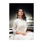 Samantha Instagram - ‘The light’ wearing @ode.to.odd @sachdeva.ritika earrings styled @jukalker #majilionapril5th 📷 @eshaangirri