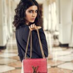 Samantha Instagram – Monogram State of Mind !! #inpartnershipwithlv 
#LouisVuitton #LVIndia

Wearing: Louis Vuitton Bi- Material Dress and the Louise Chain Bag// Shop this and more at the Louis Vuitton SS19 Salon at Taj Krishna, on 14th and 15th March

Credits:

Photographer: @eshaangirri
Styling: @jukalker
Make-Up: @tokala.ravi
Hair: @chakrapu.madhu