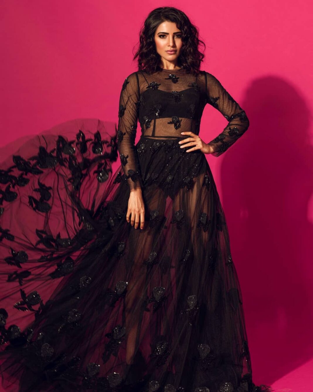 Samantha Instagram - Hi 👋 🖤 series.. My 💣 💣 team .. Concept & styled by @jukalker Assisted by @pratimajukalkar Makeup & hair @tokala.ravi @chakrapu.madhu 🎇🎇assisted @aryan_daggubati Assisted @sadhnasingh1 Concept and style 📸 @eshaangirri .. this dress @sunainakhera 🎇