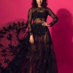 Samantha Instagram – Hi 👋 🖤 series.. My 💣 💣 team ..
Concept & styled by @jukalker
Assisted by @pratimajukalkar
Makeup & hair @tokala.ravi @chakrapu.madhu 🎇🎇assisted @aryan_daggubati
Assisted @sadhnasingh1 Concept and style 📸 @eshaangirri .. this dress @sunainakhera 🎇