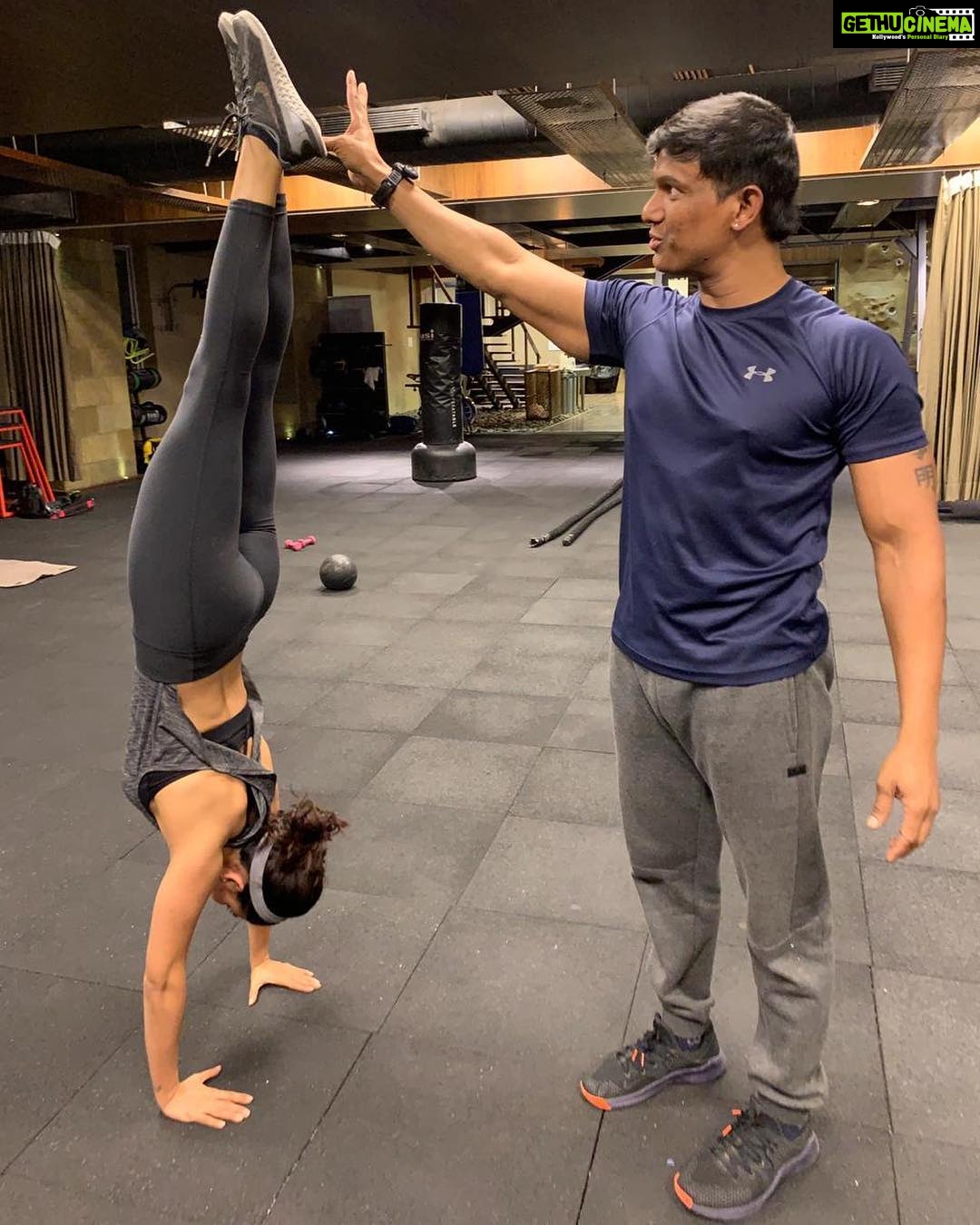 Samantha Instagram - When the body does not disappoint the mind 😊 Day 2 .. learning to do a cartwheel @jackson_master1 #nikemetcon 🏋️♂️ @nikewomen @niketraining #apollolifestudio