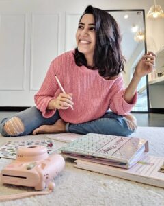 Samantha Instagram - Writing my list to #make2019happy...and a little surprise in my next post.