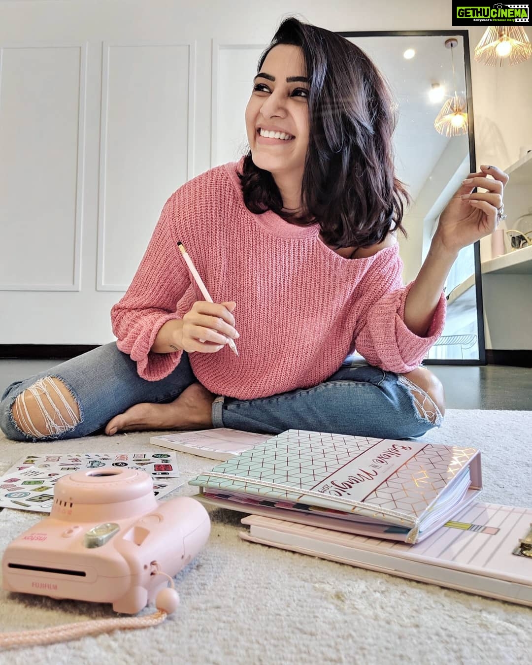 Samantha Instagram - Writing my list to #make2019happy...and a little surprise in my next post.
