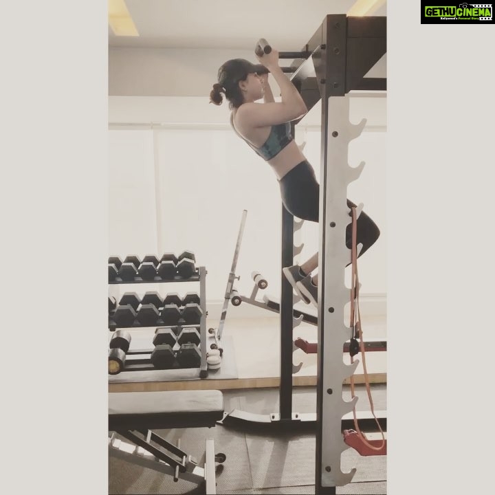 Samantha Instagram - For years every time my trainer said ‘pull up’ I would fake a head ache , a bad day at work ,a stomach ache, tooth ache, my non-existent puppy is terribly sick and I have to leave blah blah blah . So although this is far from a pull up I am glad that I finally have decided to try. We are never too old to change . Fitness for me has never been about looking good , it is about discipline , respect , confidence and strength . #humfittohindiafit I challenge @upasanakaminenikonidela @shilpareddy.official and @rakulpreet