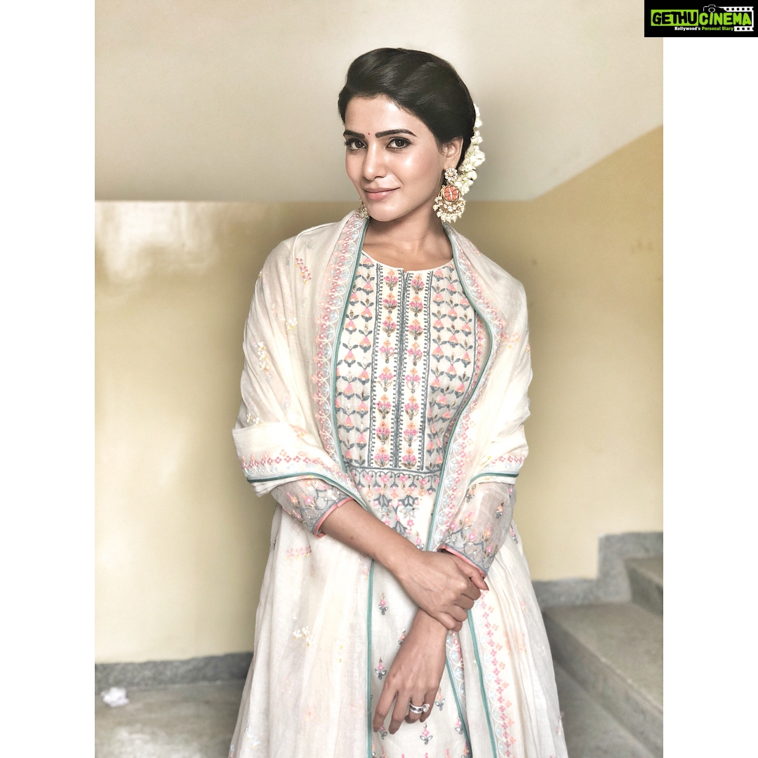 Samantha Instagram - Beautiful ivory number by @anitadongre Chandbali earrings by @aquamarine_jewellery Styled by @jukalker ❤️❤️