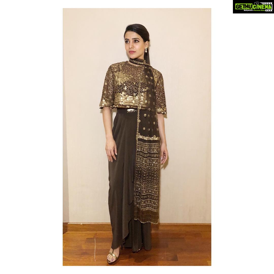 Samantha Instagram - Absolutely loved this @sabyasachiofficial outfit ❤️❤️❤️ @stylebyami and them gorgeous earrings my @psatyanarayansons 🤗🤗 for the #rangasthalamprereleaseevent