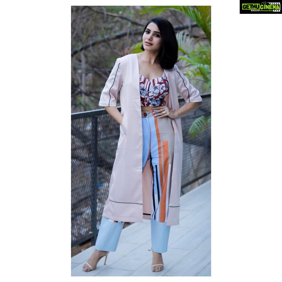 Samantha Instagram - #rangasthalamonmarch30th Outlined shimmer trench/ back tie bralette and geometric pants by @kanikagoyallabel styled by @jukalker pic credit @raviteja7894 H&M @chakrapu.madhu @tokala.ravi