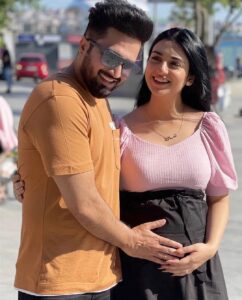 Sarah Khan Instagram - “It is he who forms you in the wombs AS HE WILLS, there is no god but he: THE ALL-MIGHTY THE ALL WISE”
- Quran|Al imran 3:6

ALHAMDULLILAH we’re expecting our first child. Remember us in your prayers. 
MASHALLAH 💕