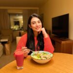 Sarah Khan Instagram - A big thank you to @proatmeal.pk for assisting me in losing my postpartum weight. My nutritionist, Dr. Tayaba designed a customised diet plan for me so that I could get the nutrients I needed while enjoying my favourite meal. 🥙 My energy level has increased significantly and I felt changes in a short period of time. I strongly recommend Tayaba and her team for their amazing diet plans. #proatmeal