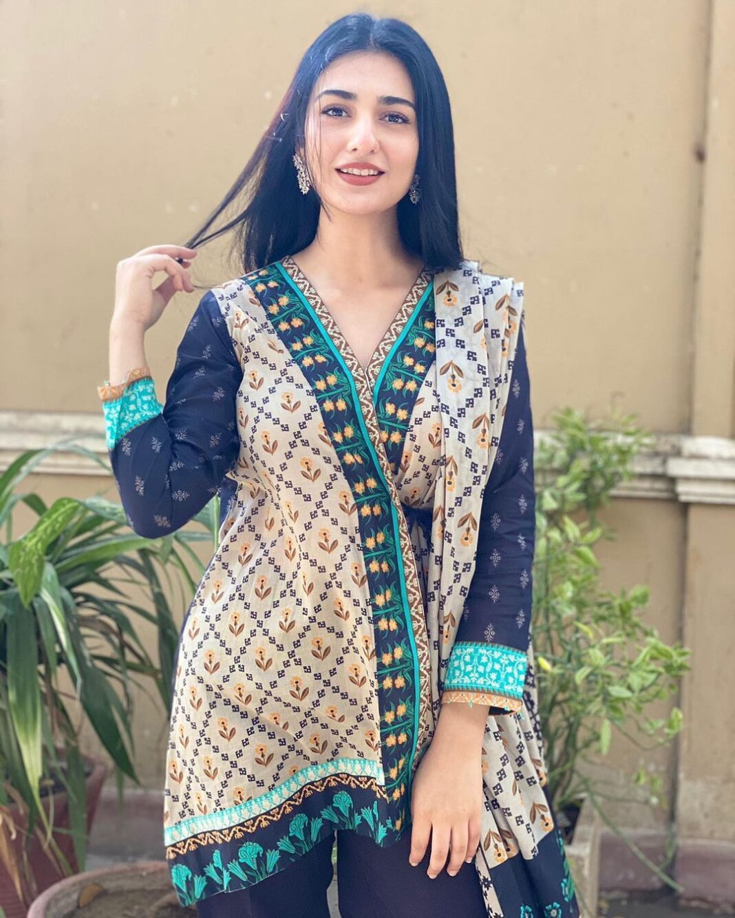 Sarah Khan Instagram - Its lawn season and I know all of you have been waiting for something awesome that is also very affordable - the wait is over because @maahrupk just launched their Spring Summer Unstitched Lawn collection!! *Go online to Maahru.pk* and use *my code Sara15* to get 15% off! when you checkout on your order. The entire collection is perfect for summers with great quality fabric and fun color starting only at PKR 1,550! Maahru is also offering free delivery on all dresses plus *14 days* return policy, no questions asked!! Don't forget to use my code to get discount on your favorite designs! #MeraAndaz #MaahruPk