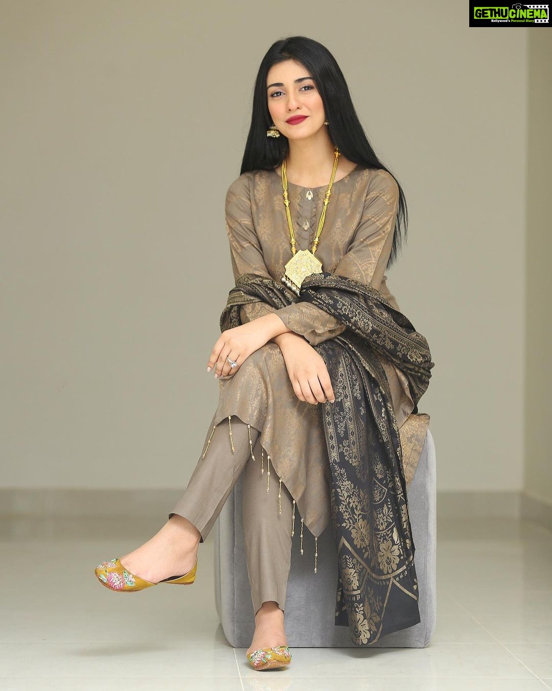 Sarah Khan Instagram - Wearing this amazing outfit by @salitexclothing ๐ Loved the details and itโs vibrant color. And the best part is they are offering SALE UPTO 40% Off on all of their collections. So what are you waiting for? Head over to their website and save BIG! www.salitexonline.com PR : @fahmeenaaman ๐ธ : @asadsyed4 Jewellery @smart_collection_pk #sale #upto40% #savebig #shoponline #salitexclothing #seasonsbiggestsale #pr #fahmeenaaman #sarahkhan #falakkdulhan Karachi, Pakistan