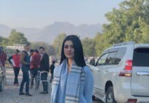 Sarah Khan Instagram - Leave your comments below and let me know how did you like the last episode of Sabaat? @humtvpakistanofficial Ps. Thanks to @mukhtarhoonmein and Shahzad Bhai who beautifully photobombed this memorable photo from the last scene of Sabaat! Islamabad اسلام آباد