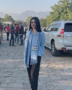 Sarah Khan Instagram - Leave your comments below and let me know how did you like the last episode of Sabaat? @humtvpakistanofficial Ps. Thanks to @mukhtarhoonmein and Shahzad Bhai who beautifully photobombed this memorable photo from the last scene of Sabaat! Islamabad اسلام آباد