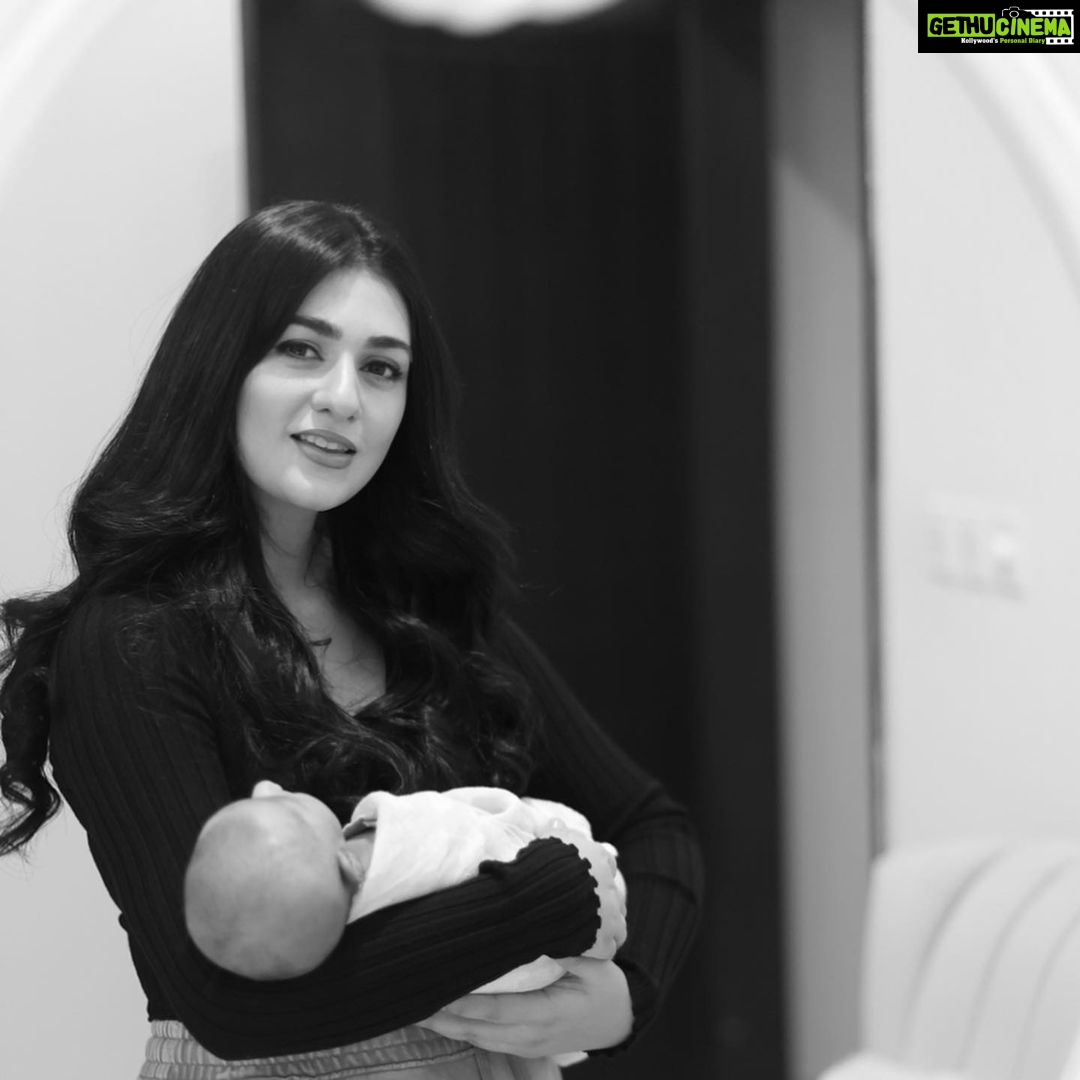 Sarah Khan - 555.8K Likes - Me and mine 💕