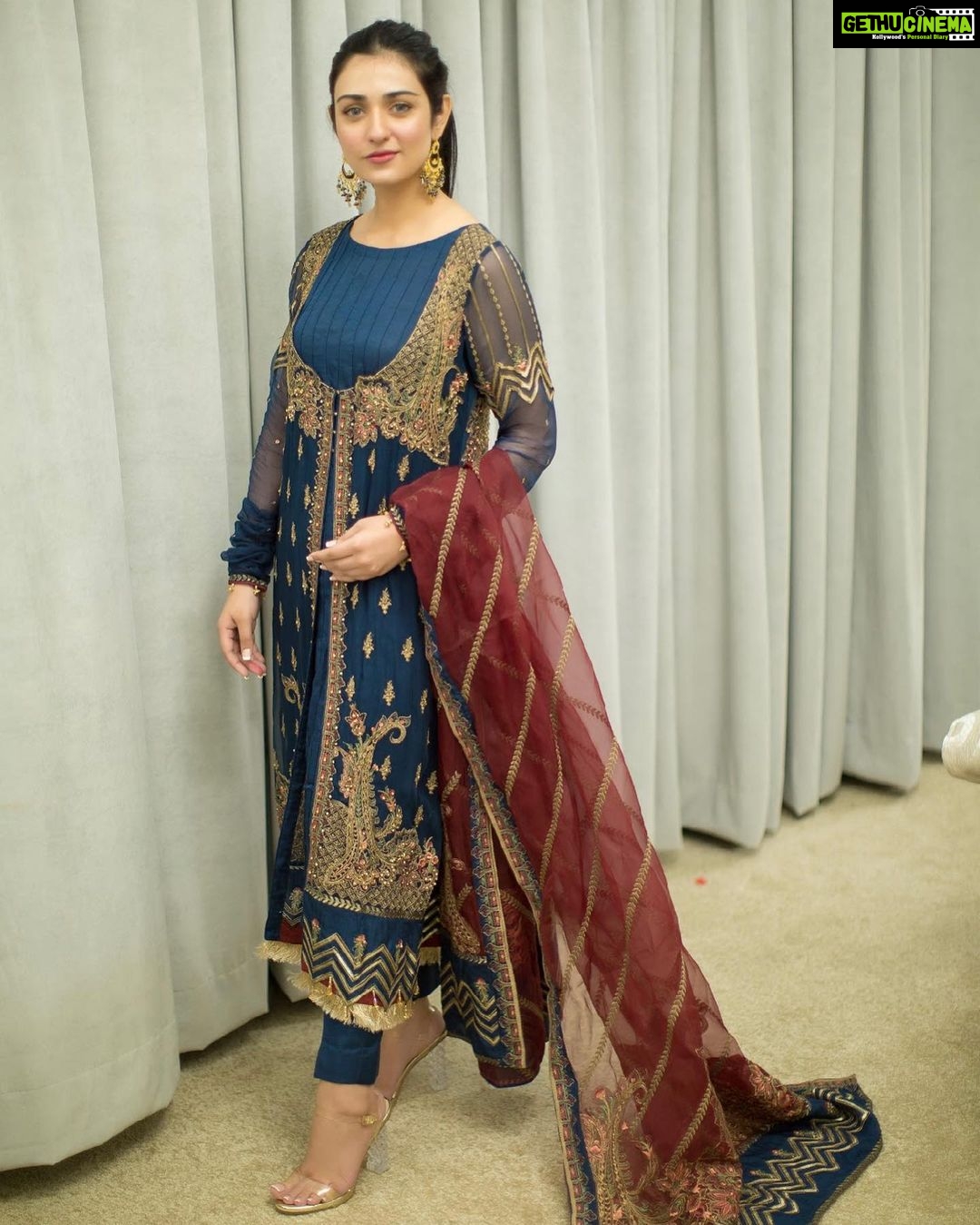 Sarah Khan Instagram - Wearing this breathtaking outfit by @charizma_official from its Festive Collection “Daastan e Jashan”. Completely in awe of the embroidery details on this pure chiffon fabric.✨ PR: @didotmedia_pr x @aminachaudhary #CharizmaOfficial #SarahKhan #DastaneJashan #DidotMediaPr Home sweet Home