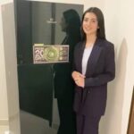 Sarah Khan Instagram - Meet my new Dawlance Refrigerator with Nature lock technology that keeps fruits and vegetables fresh for up to 20 days. I'm amazed to share this with you as now I don’t have to go out for grocery frequently while I can perfectly balance my healthy diet with the fresh food i eat. Dawlance is #AlwaysAKeeper #Dawlance #NatureLockTechnology #NoFoodWastage #CrayonWorksPk Karachi, Pakistan