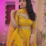 Sarah Khan Instagram - How was the last episode of LAAPATA? ✨💕✨ Wearing @minaahilumar