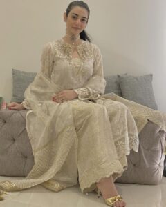 Sarah Khan Instagram - Wearing @meeras.ns 🦢 Karachi - The City of Lights