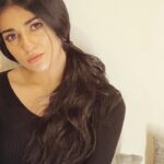 Sarah Khan Instagram – #Sabaat Sundays 8pm! @humtvpakistanofficial Karachi, Pakistan