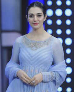 Sarah Khan Instagram - Eid Mubarak! 💖 PS. These pimples on my face are diamonds. Wearing @farahandfatima 📸 @asadsyed4 @arydigital.tv Karachi, Pakistan