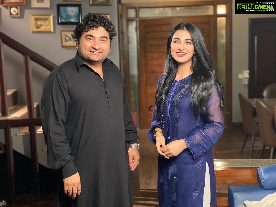Sarah Khan Instagram - With extremely talented (and hilarious) director and actor @danishnawazofficial from the sets of our new project. - Wearing @aghanoorofficial @arydigital.tv Karachi, Pakistan