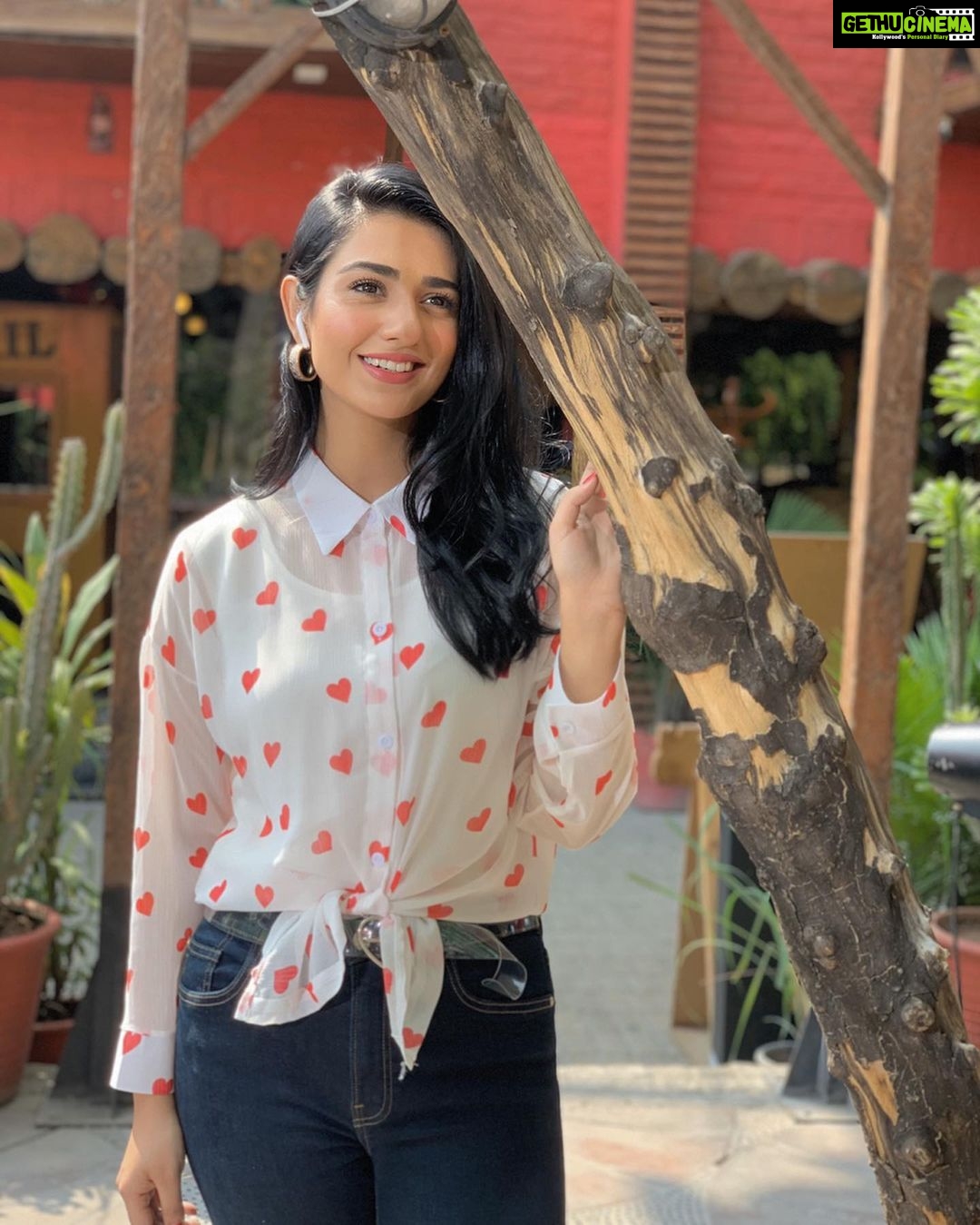 Sarah Khan Instagram - Feedback time! #sabaat #Miraal @humtvpakistanofficial Styled by @sanya.sohail