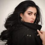 Sarah Khan Instagram – Aarahi hai #MIRAAL jald! @humtvpakistanofficial #Sabaat