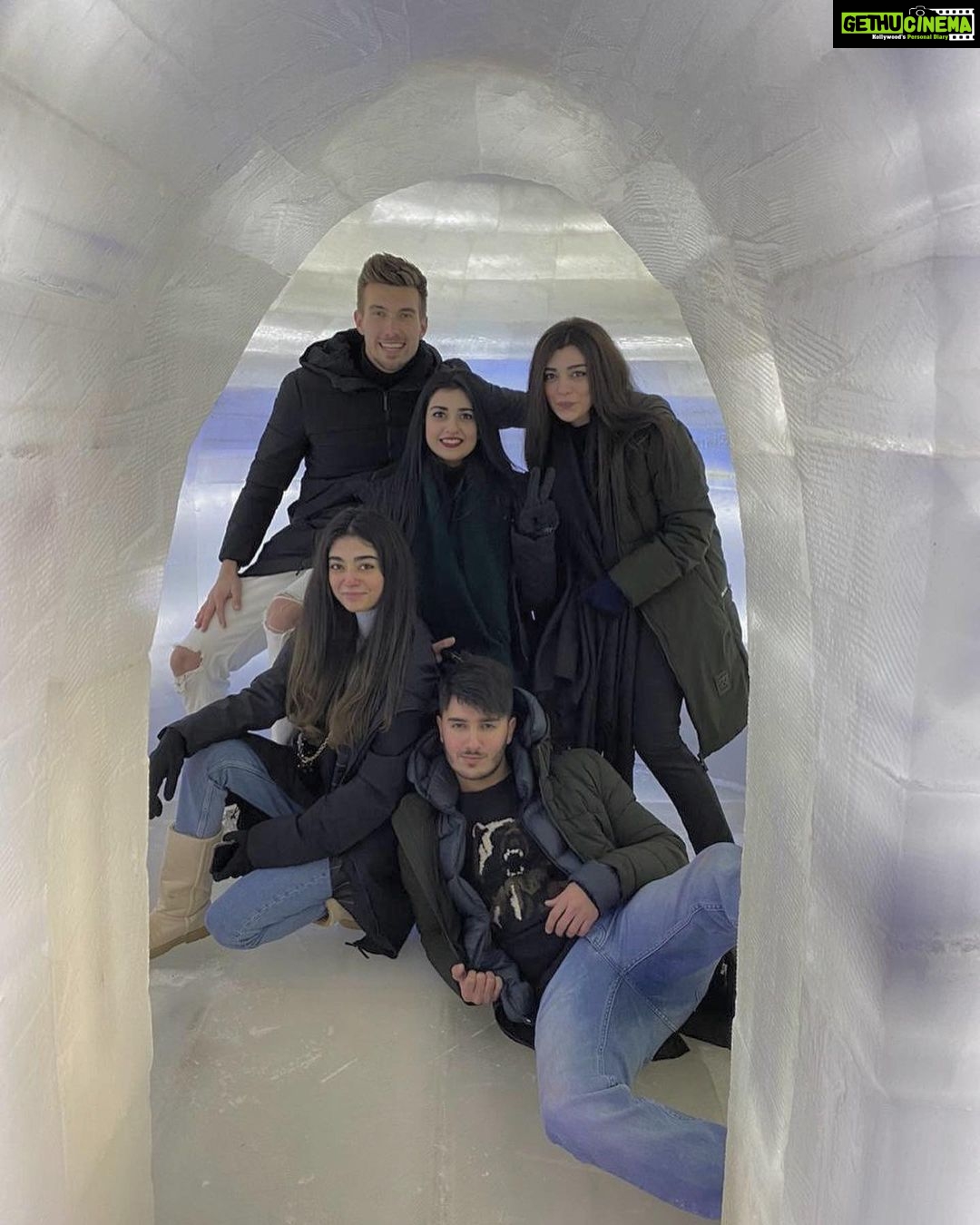 Sarah Khan Instagram - @winterland_pk @shahveerjay @aishazukhan @noorzafarkhan @christianbetzmann ❄️⛄️ Karachi, Pakistan