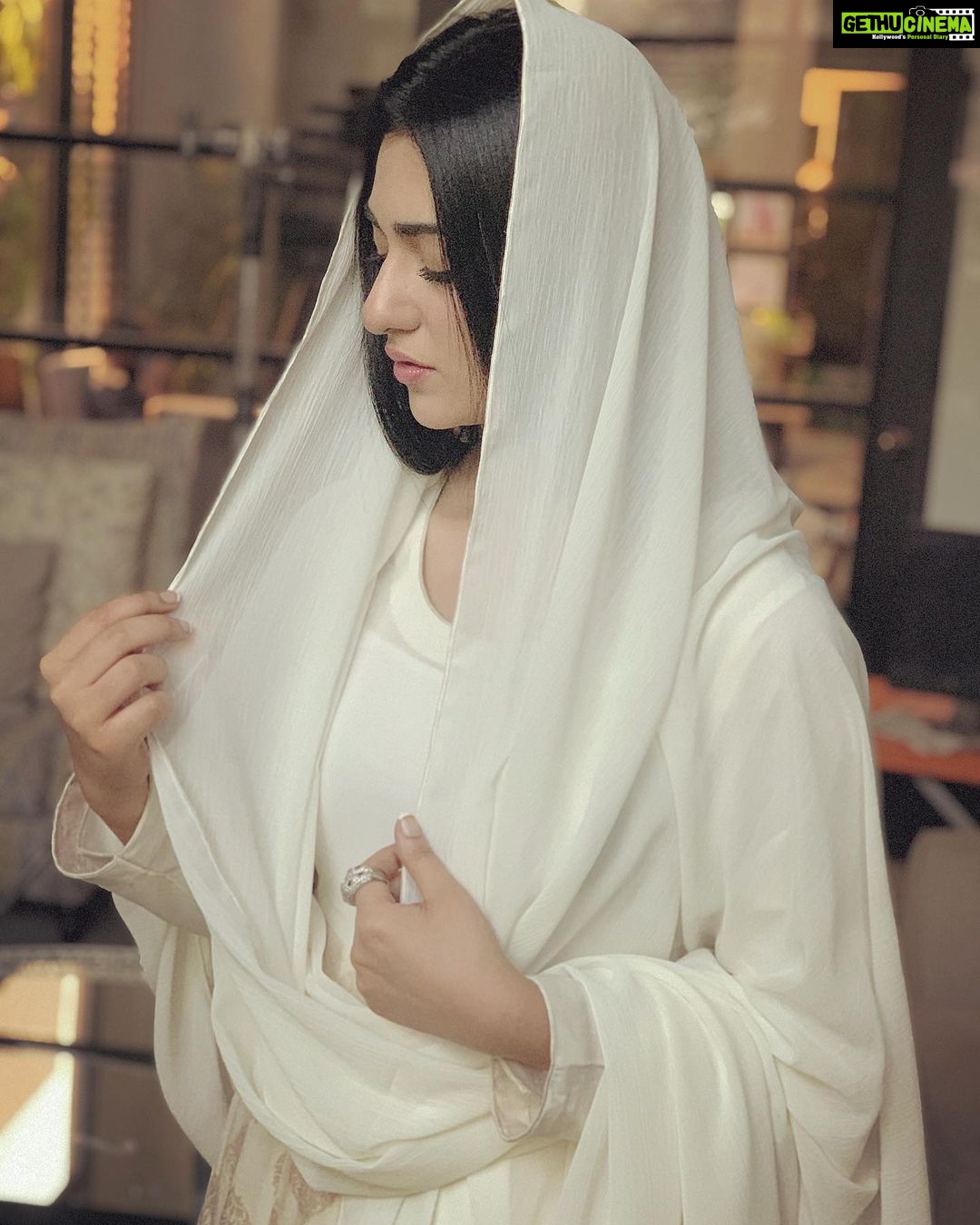 Sarah Khan Instagram - “There’s a voice that doesn’t use words. Listen” -Rumi Karachi, Pakistan