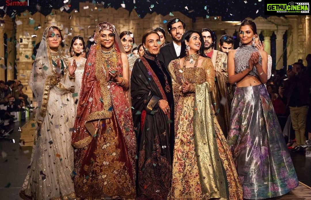 Sarah Khan Instagram - ♥️✨ @meeras.ns @nilofershahid @saadazizofficial @bcwpakistan @humtvpakistanofficial @nabila_salon @ikramgoharofficial Karachi, Pakistan