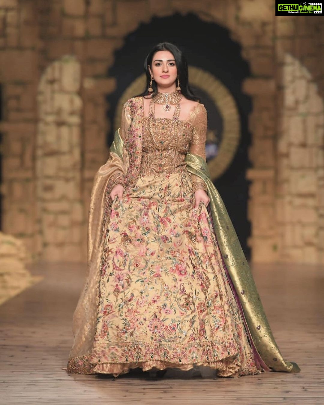 Sarah Khan Instagram - @meeras.ns 👑 @bcwpakistan @humtvpakistanofficial Makeup @nabila_salon @ikramgoharofficial Hair @ayan_khanofficial Lahore, Pakistan