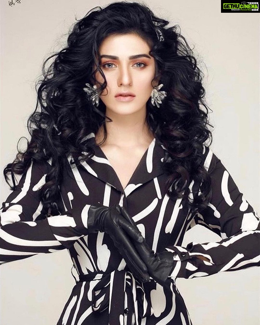 Sarah Khan Instagram - 🌹 @akifilyasofficial @quizpk Karachi, Pakistan