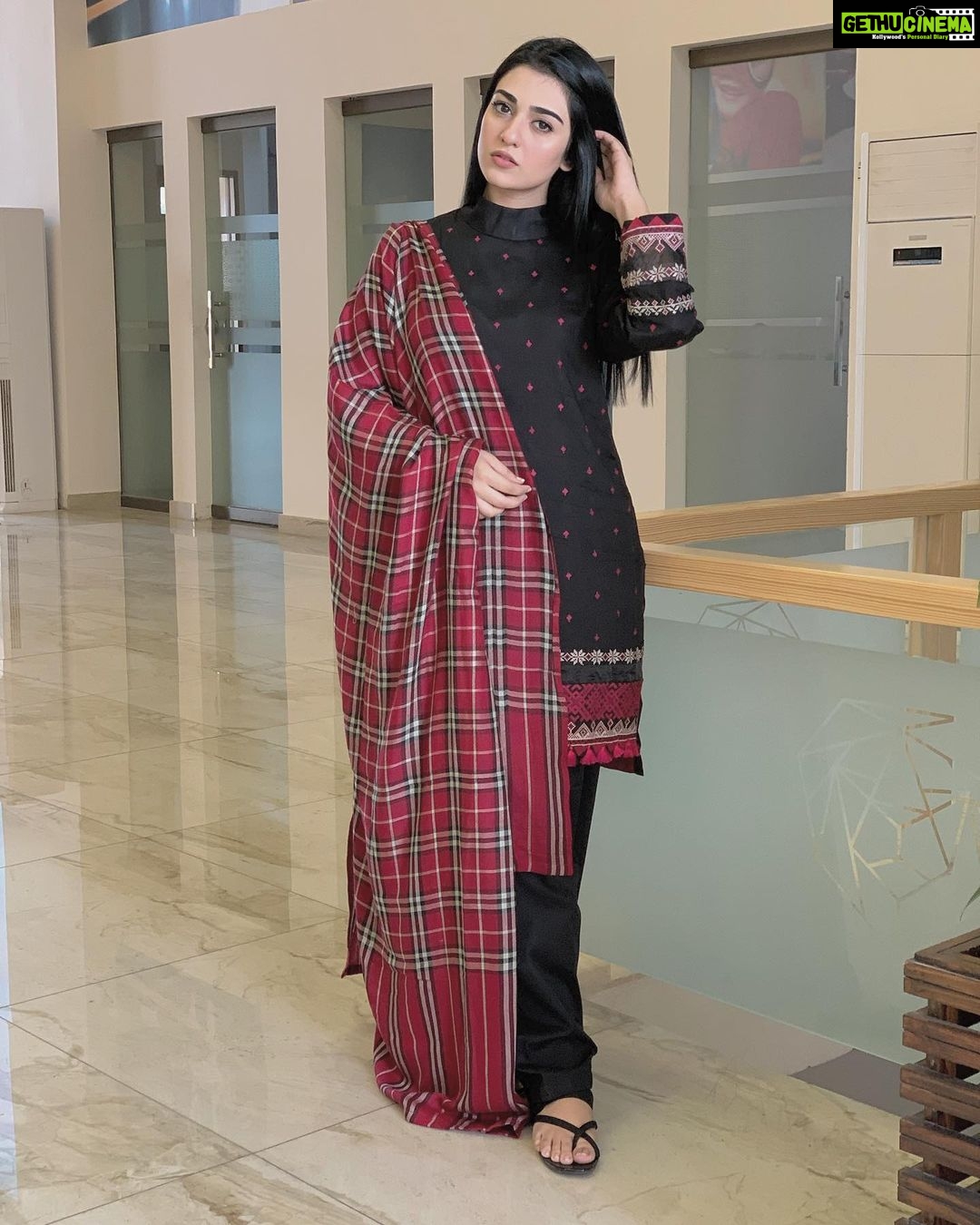 Sarah Khan Instagram - Wearing @mariabofficial 🌹 Islamabad, Pakistan